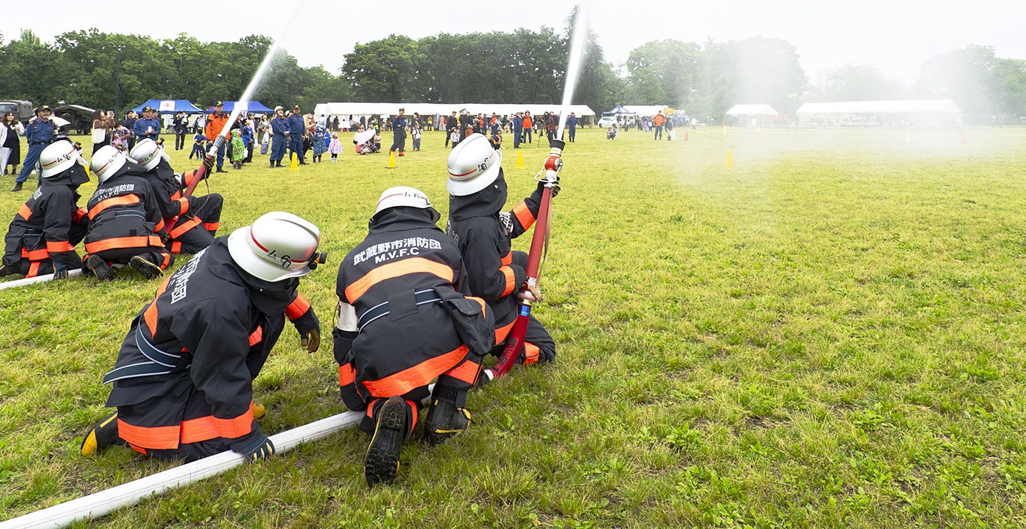 写真：はらっぱ水防・防災フェスタの一斉放水の様子
