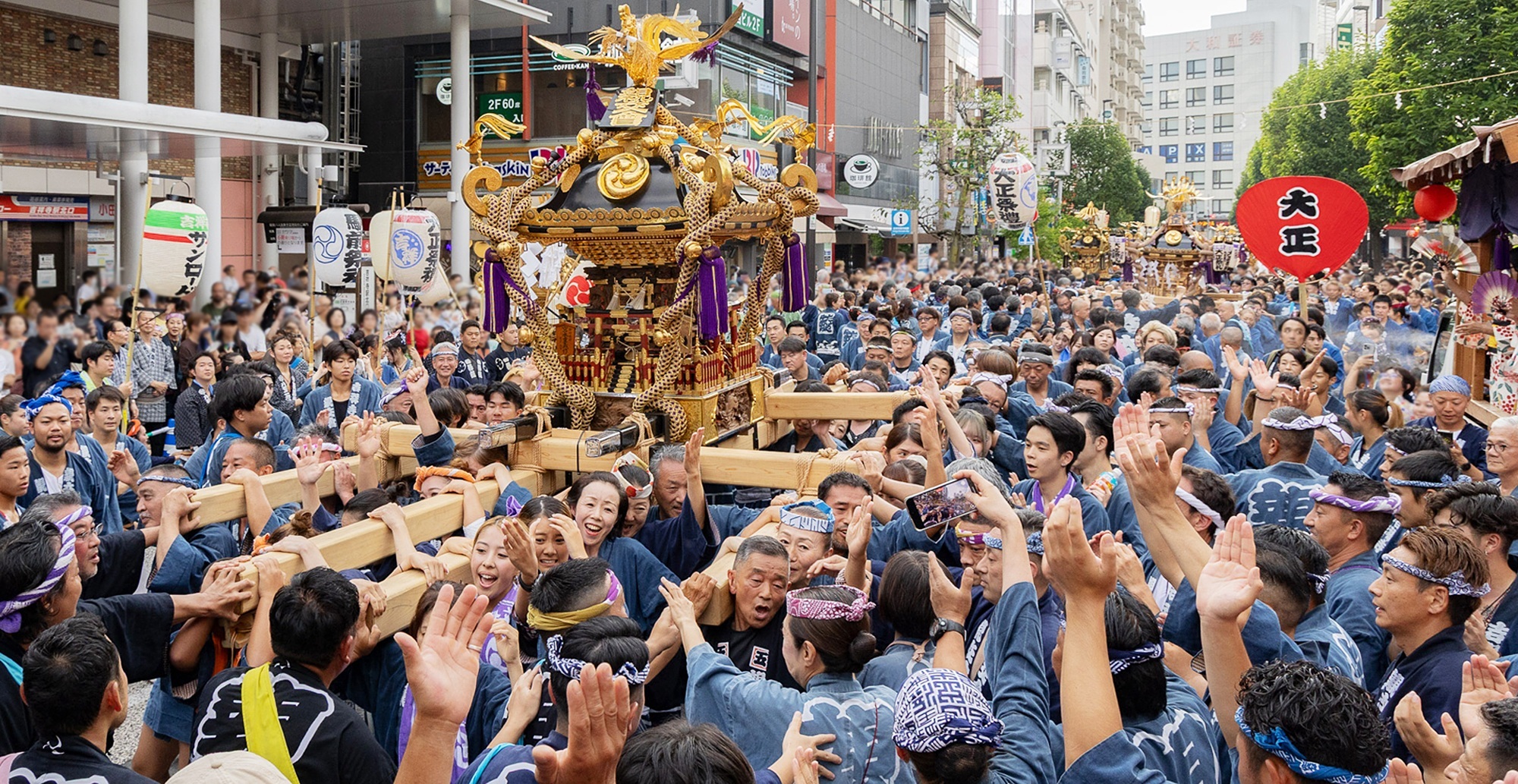 写真：吉祥寺秋まつりで神輿を担ぐ大勢の人の様子