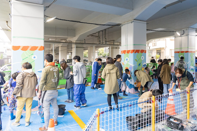 高架柱に絵を描いたイメージ画像