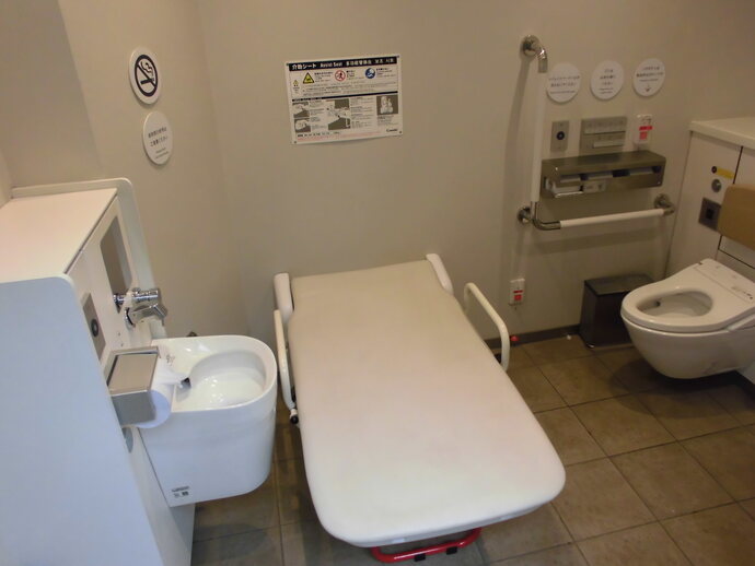 トイレ内画像、介護用ベットがあります