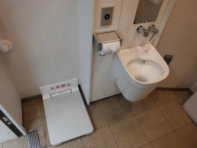 トイレ内画像、オストメイトと着替え台があります