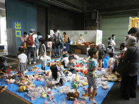 おもちゃを選んでいる参加者の写真