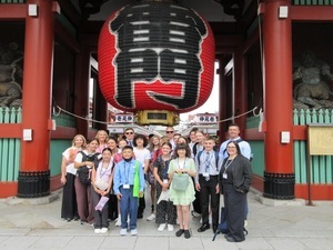 浅草雷門前にて