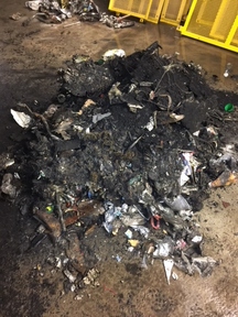 焼け焦げたごみの写真