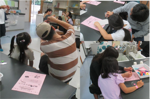 親子で実験を行っている写真