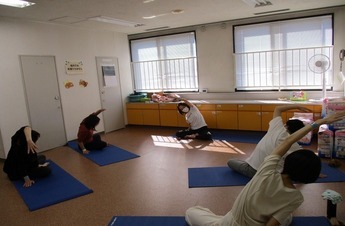 写真:産後ヨガ