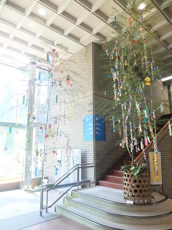 市役所1階市民ロビーの一部に飾られた七夕飾り