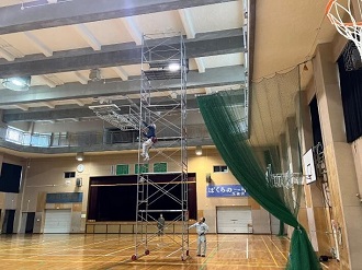 感知器を交換する様子