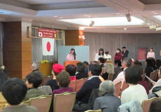 成蹊大学ルーマニア交流プロジェクトメンバーの発表の写真