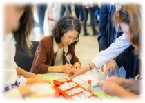 習字を披露するサポーターの写真