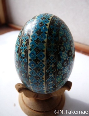 ロウで防染めされたイースターエッグの写真2