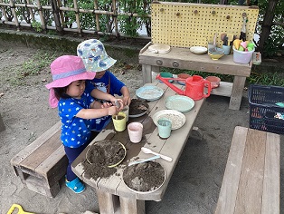 ままごと遊びの様子の写真