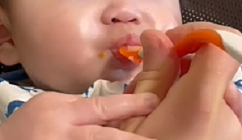 食べさせ方を説明する動画の一場面