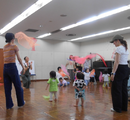 親子で遊ぶ様子