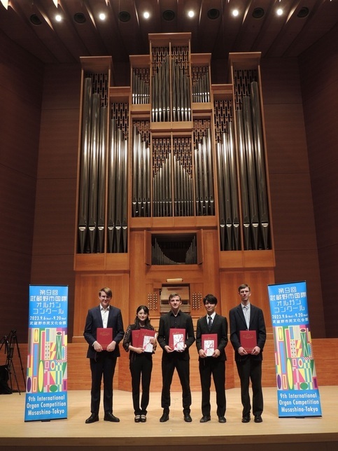 パイプオルガンと入賞者の写真