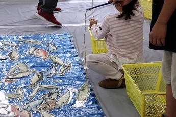 写真: 魚釣りゲームの様子