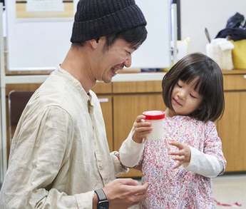 写真: バターを作っているところ