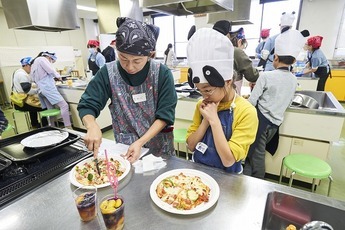 写真: ピザ作りの様子