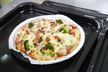 写真: ピザ作りの様子