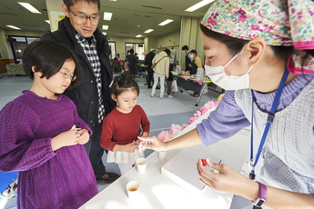 写真: 減塩体験のようす