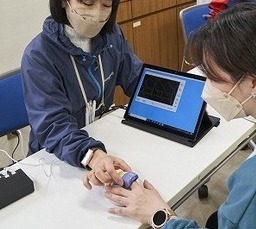 写真: 血管年齢測定の様子