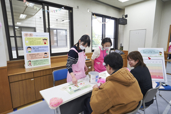 写真: お口の機能測定をしているところ