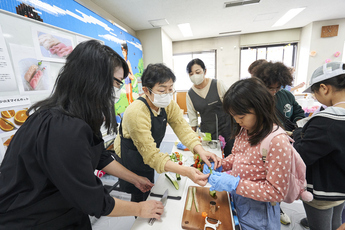 写真: 飾り切りをしているところ