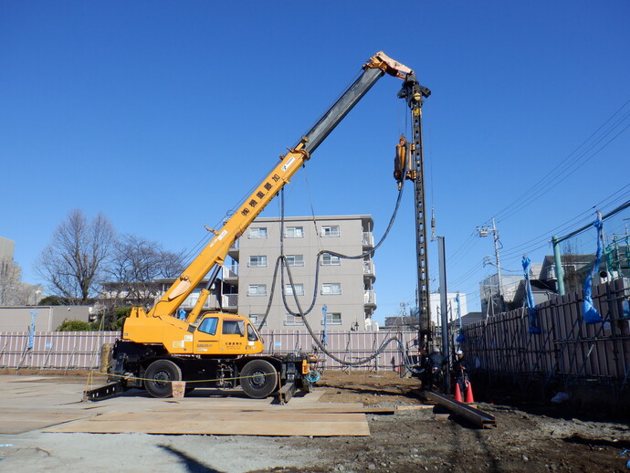 写真: 工事現場に一台の工事車両が入っています。