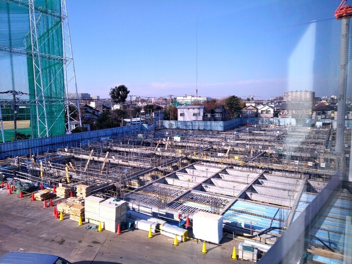 写真：体育館棟の基礎工事を行っています。