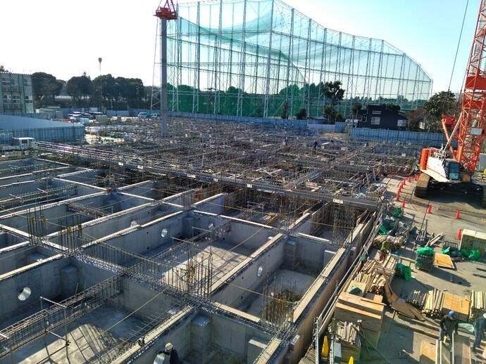 写真: 基礎工事の上に足場が広がっています。