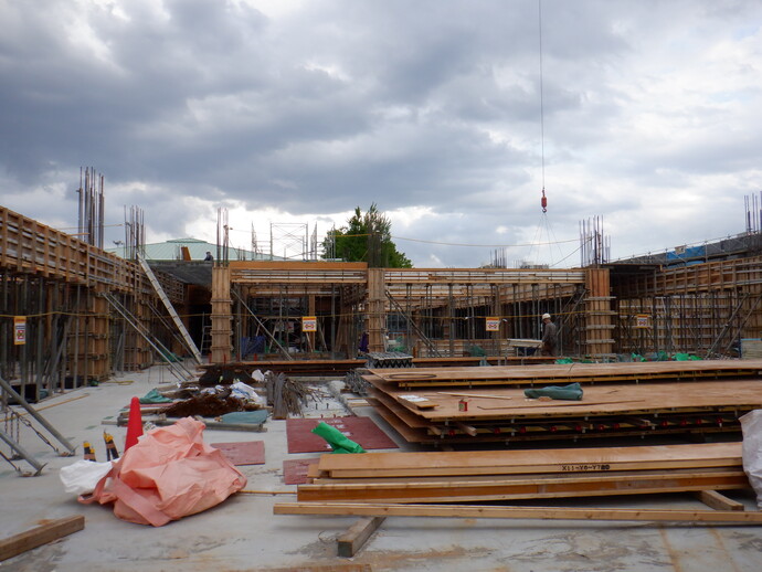 写真:躯体工事で2階部分まで立ち上がってきています。