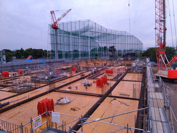 写真: 二階部分の躯体が立ち上がっています。