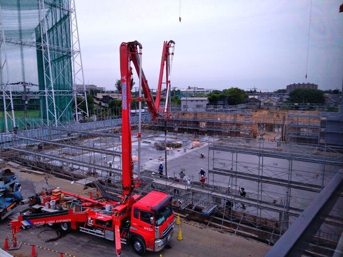 写真：体育館棟の躯体工事が始まっています。