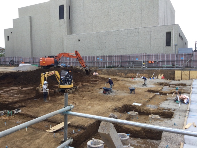 写真:土工事にて掘削しながら整えています。