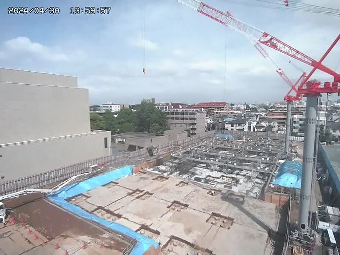 写真：現場にて基礎工事を行っています。