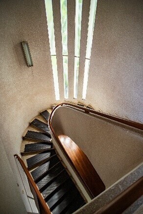 旧赤星鉄馬邸建物内階段の写真