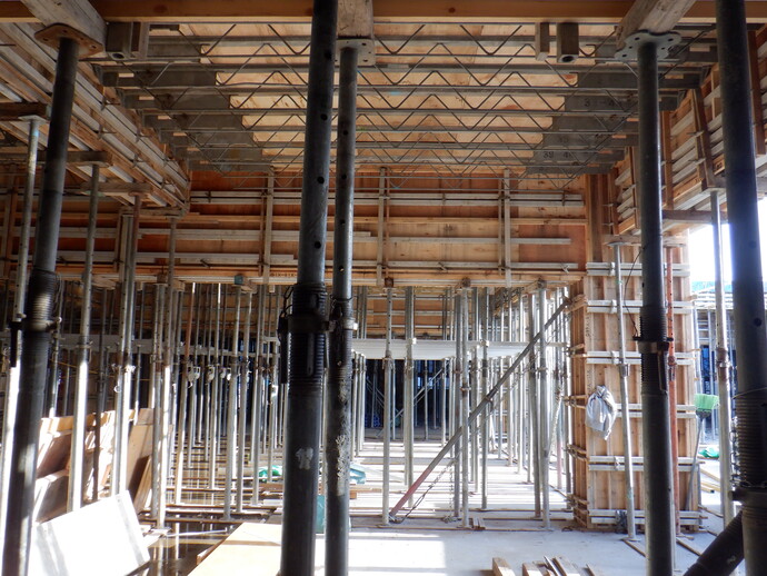 写真: 2階部分は木材と鉄筋で組まれてきています。