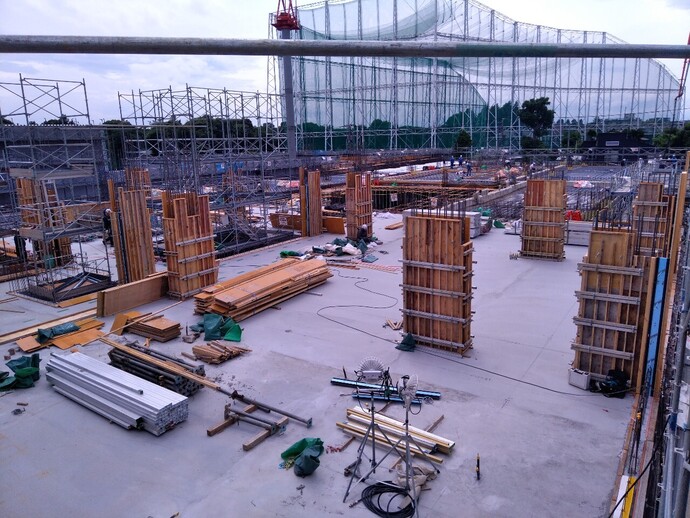 写真: 二階部分の躯体が立ち上がっています。