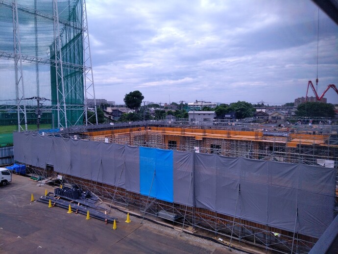 写真：体育館棟の躯体工事が始まっています。