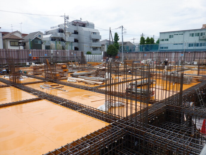 写真: 1階のスラブ型枠と配筋が写っています。