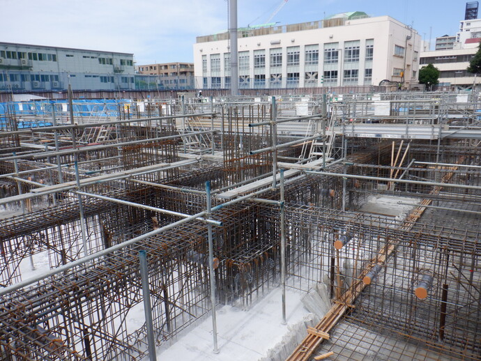 写真:配筋が組まれていて、コンクリートの打設もされています。