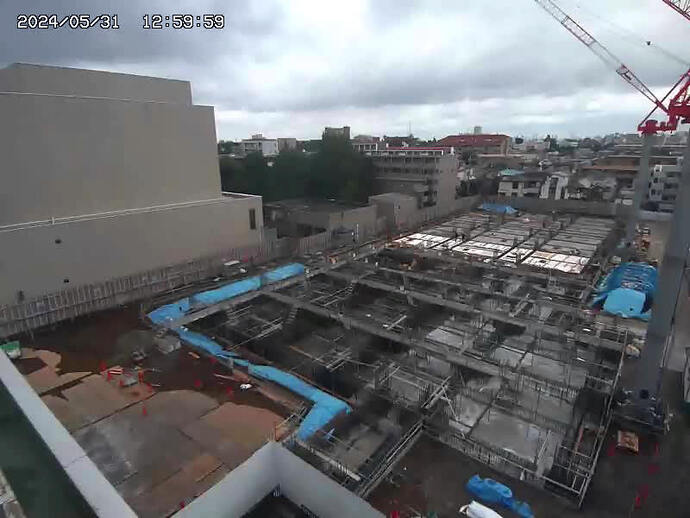 写真：現場にて躯体工事を行っています。