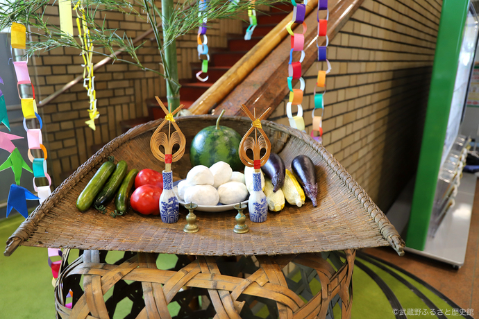 市役所1階市民ロビーの一部に飾られた七夕飾りの写真