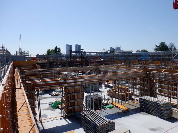 写真：3階の型枠業のため、作業台が組まれています。