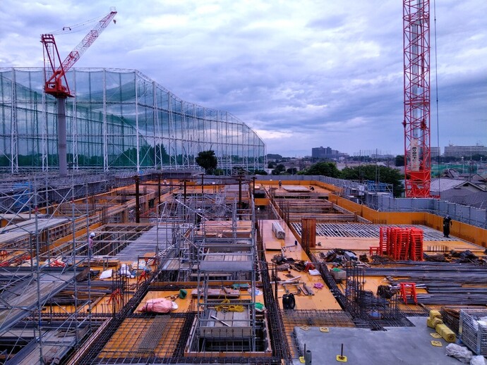 写真: 3階部分の躯体が立ち上がっています。