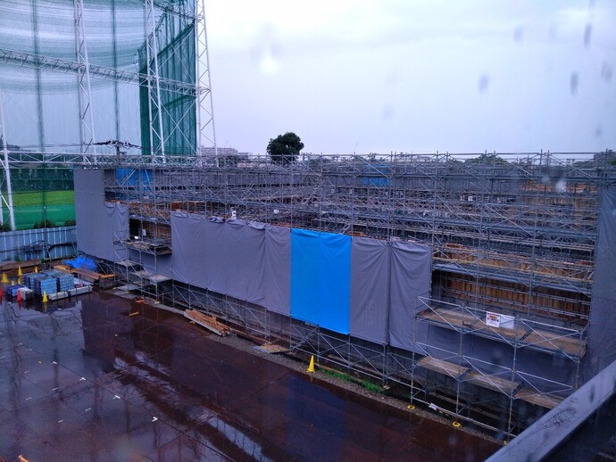 写真：体育館棟の躯体工事が始まっています。