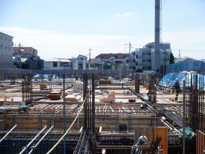 写真:配筋が組まれていて、コンクリートの打設もされています。