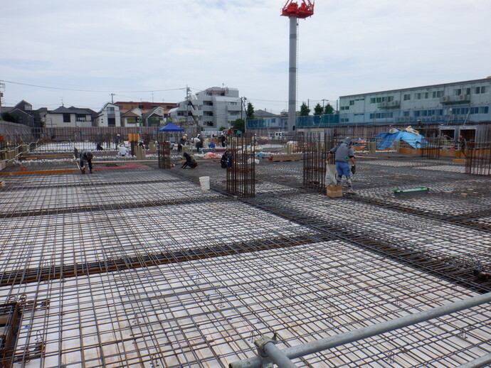 写真: 1階のスラブ型枠と配筋が写っています。