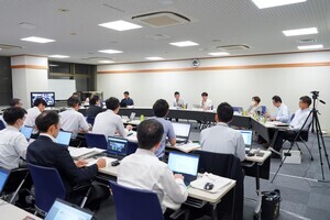 画像：第1回策定委員会の様子