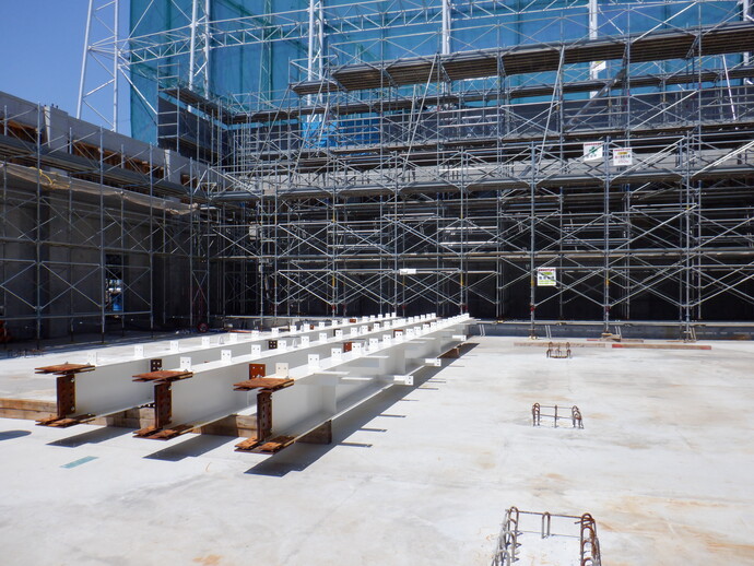 写真: 五中ステップ部分が木材と鉄筋で組まれてきています。